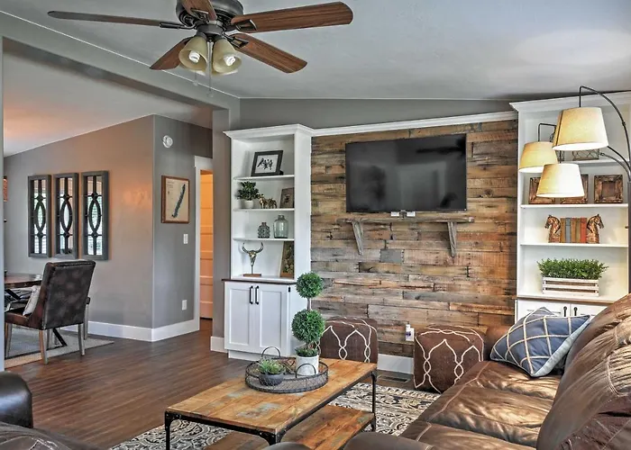 Rustic Chic Home: 10 Mi To Otter Creek State Park!